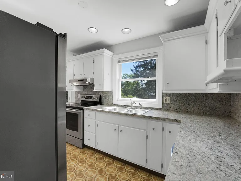 810 Wisteria Dr — Photo 32