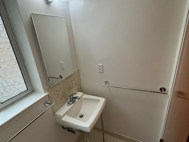1525 Powell St — Photo 8