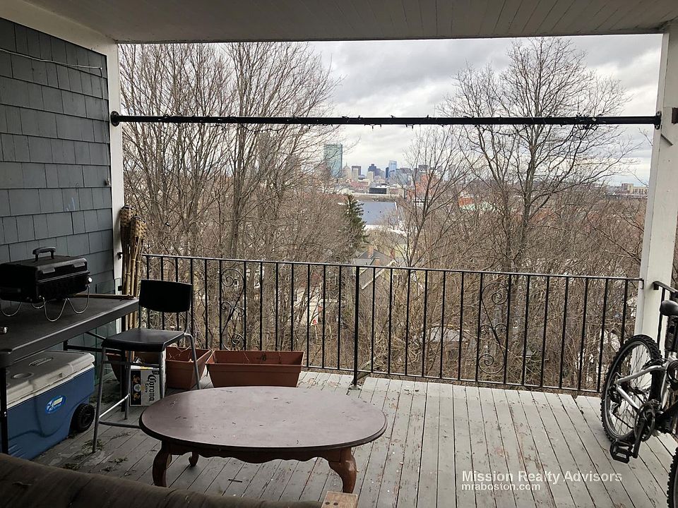2nd image of 226 Calumet St #3R