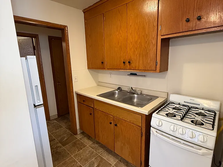 990 Lynde Dr NE #3 — Photo 4