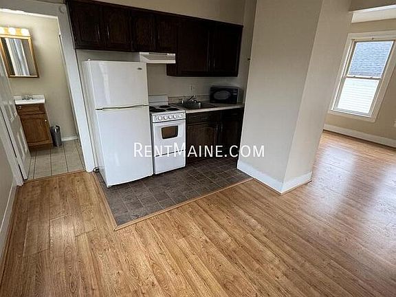 2nd image of 38 Oak St APT 2