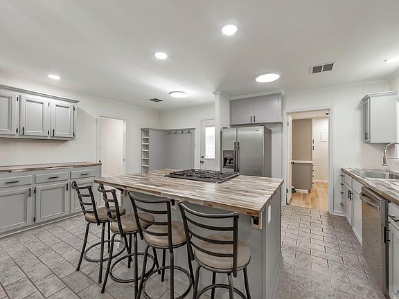 5th image of 310 Saint Bernard St