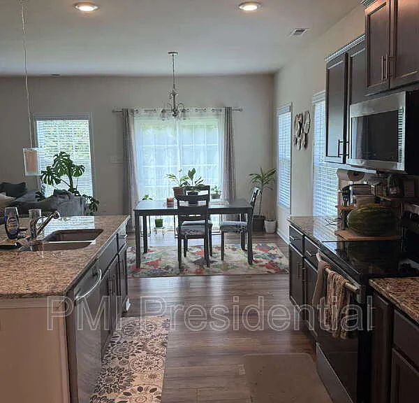 7044 Hepworth Dr — Photo 7