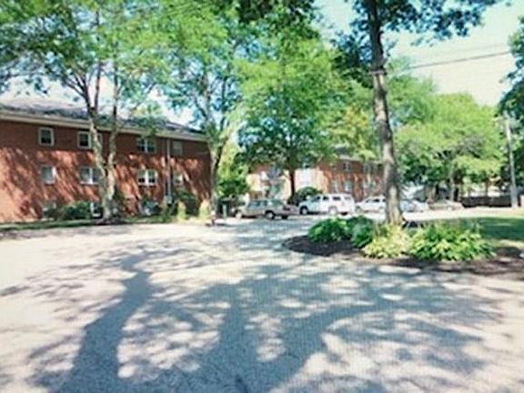 3rd image of 30 Pleasant Dr APT 11