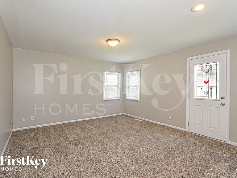 611 Oakwood Dr — Photo 3