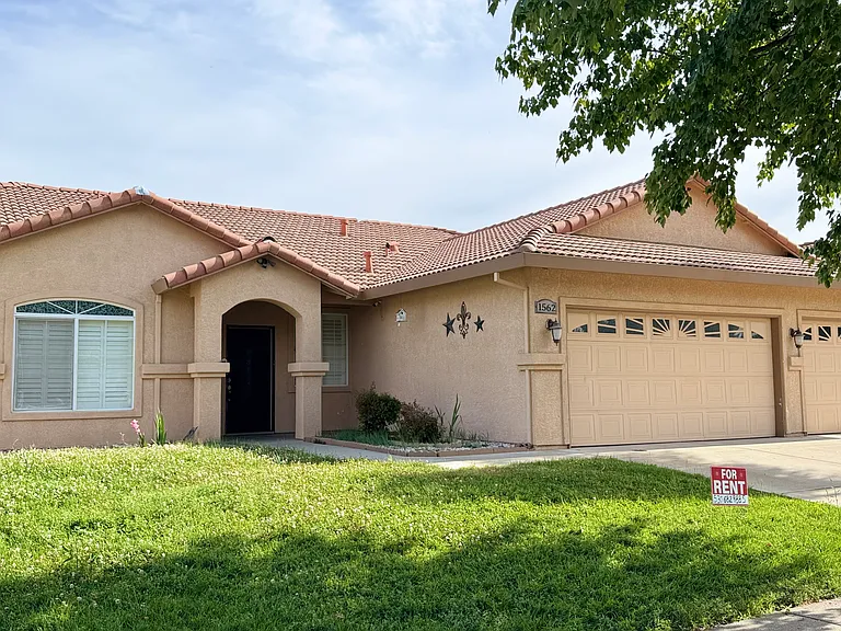 1562 Berkshire Dr — Photo 1