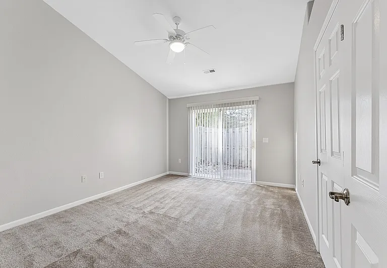 1009 Shadow Ln — Photo 8