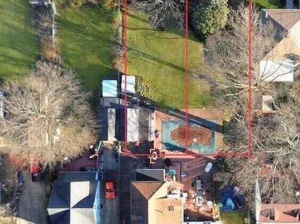 1054 W Drumgoole Rd, Staten Island, NY 10312