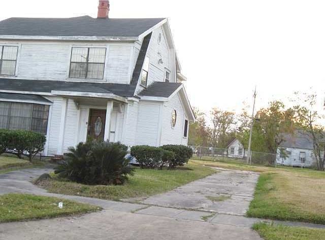 2nd image of 2932 Houston St