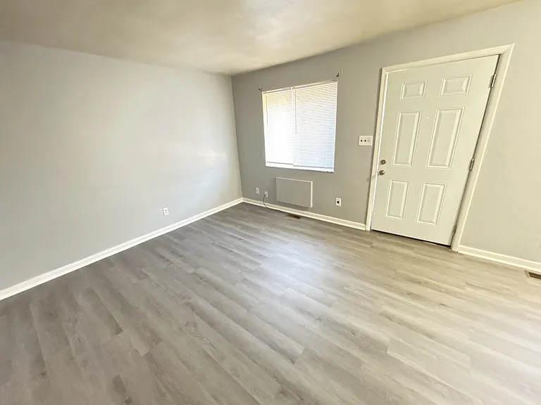 623 Troy St #D — Photo 8