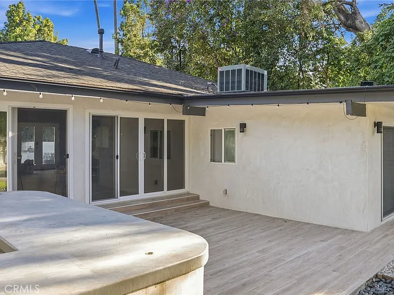 13135 Chandler Blvd — Photo 52