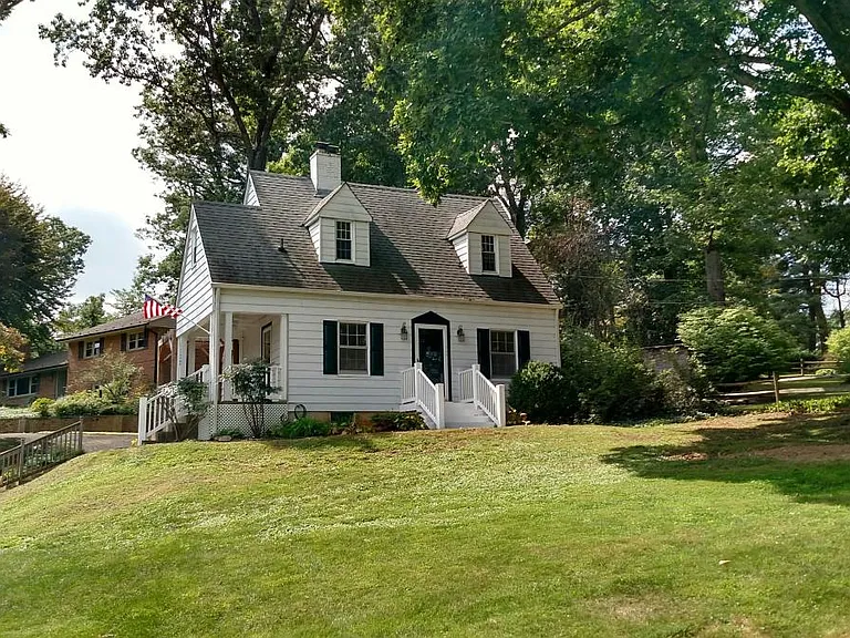 1132 Rosser Ave — Photo 1