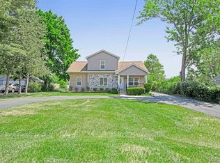 1086 Shoman Dr, Waterford, MI 48327