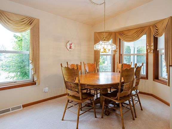 5th image of 4 Saratoga Ct
