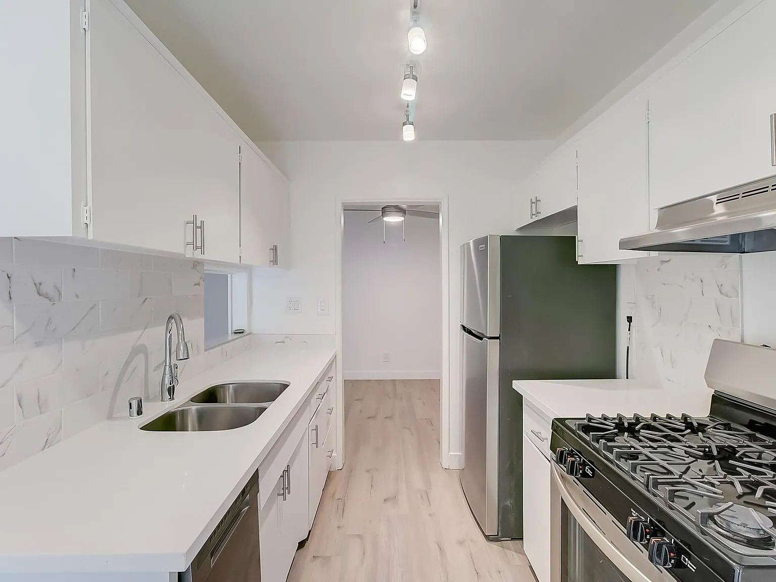 1 bed, 700 sqft, $2,349 — Photo 3