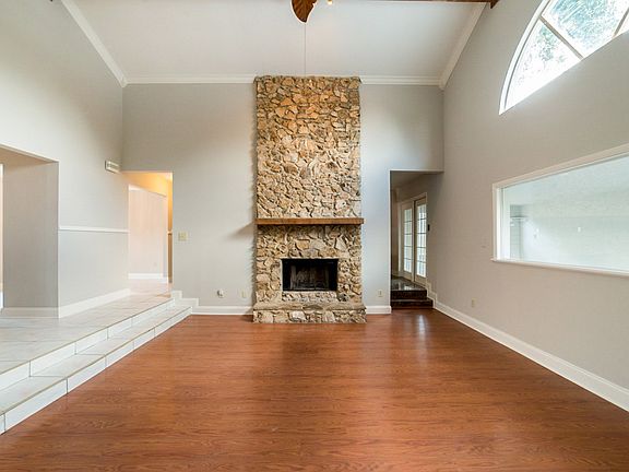 3rd image of 1944 Houndslake Dr