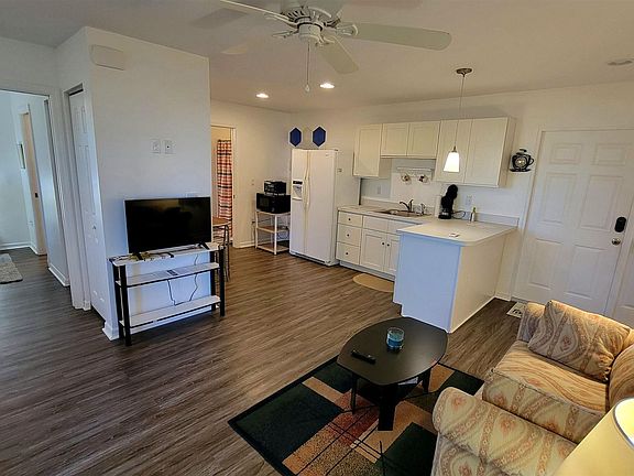 5th image of 909 SW Jacqueline Ave APT B
