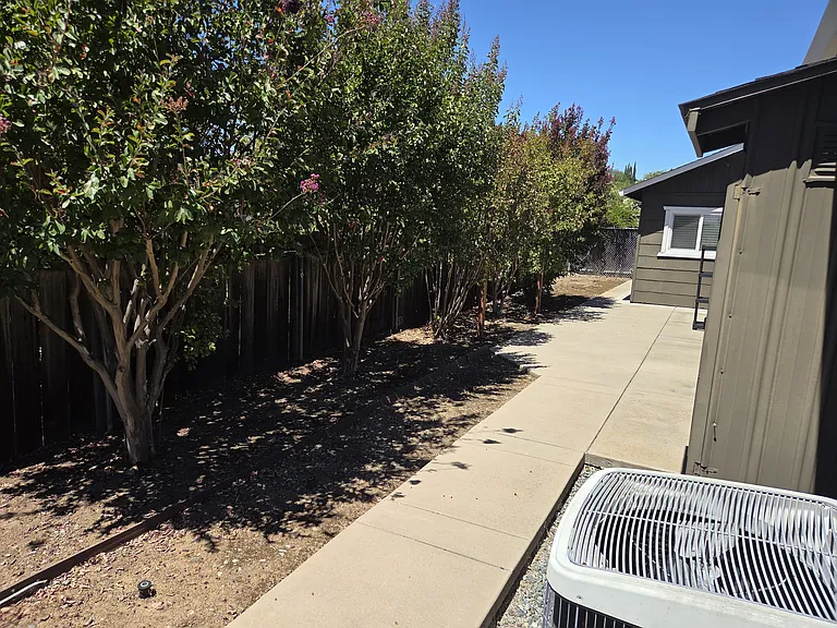 1381 Janet Ln — Photo 10