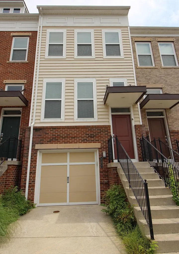 3BR/3.5BA townhome — Photo 1