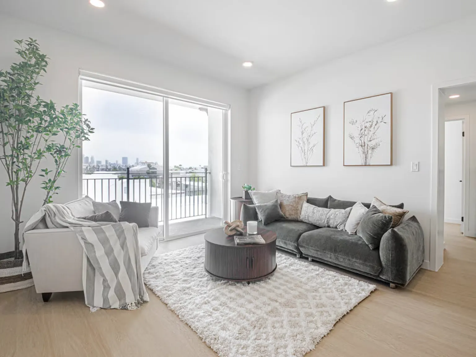 856 Gramercy Drive — Photo 2