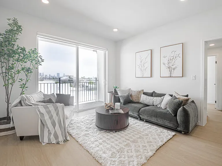 856 Gramercy Drive — Photo 3