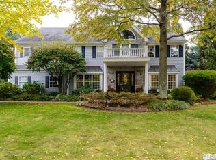 16 Ducharme Ln, Greenlawn, NY 11740