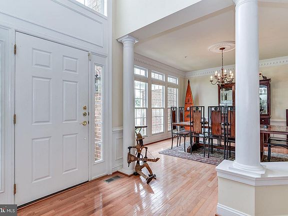 3rd image of 615 Oak Knoll Ter