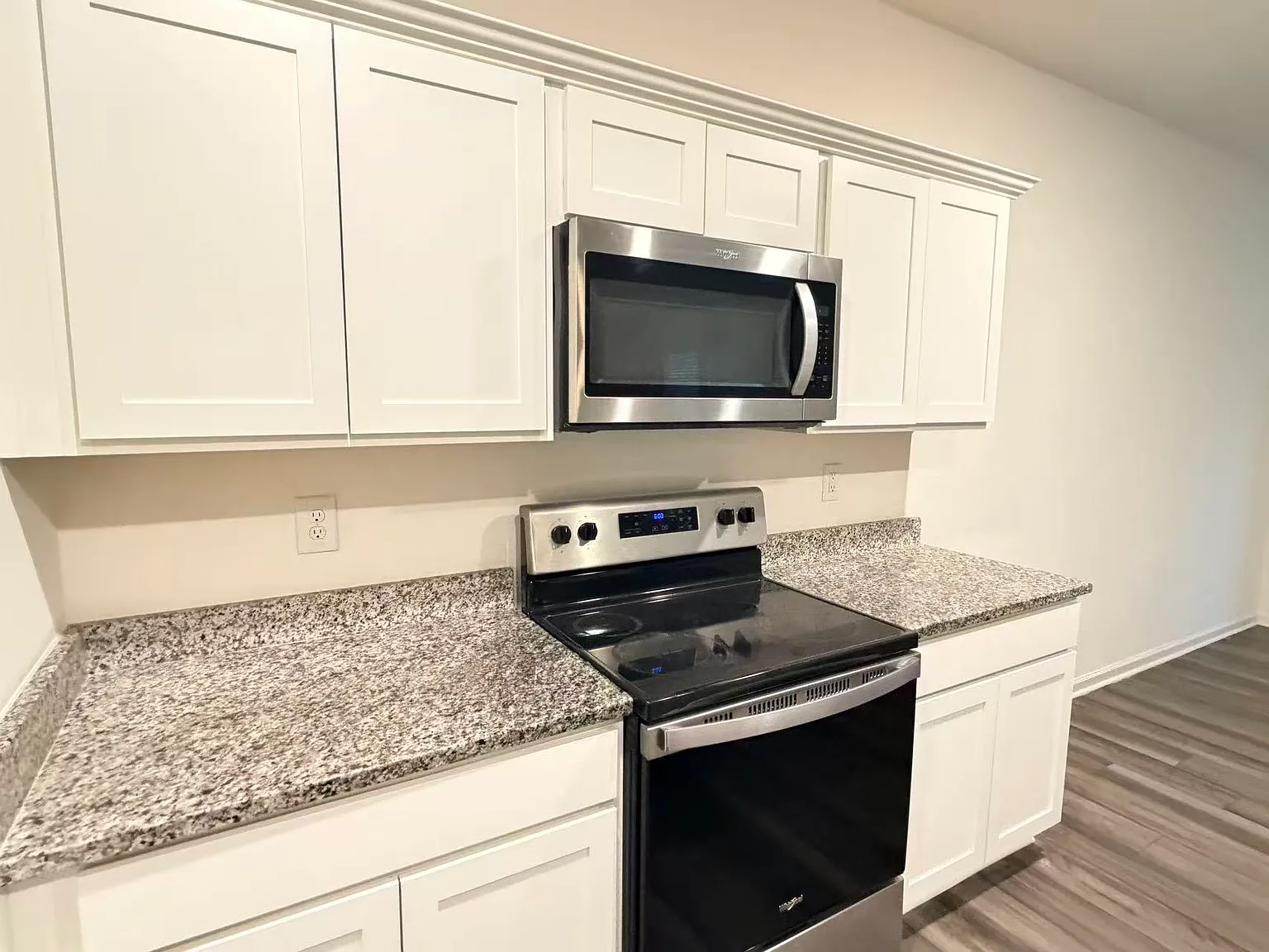 4 bed, 2512 sqft, $1,995 — Photo 2