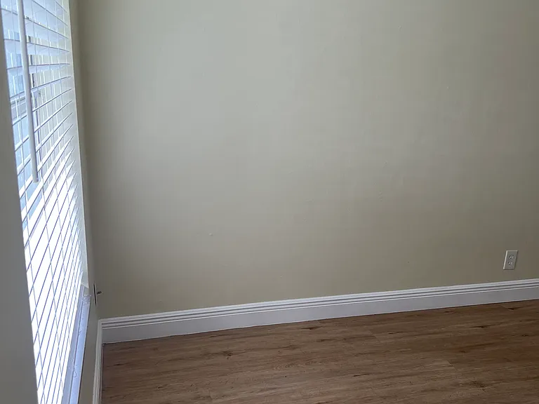 615 NE 8th St #17 — Photo 2