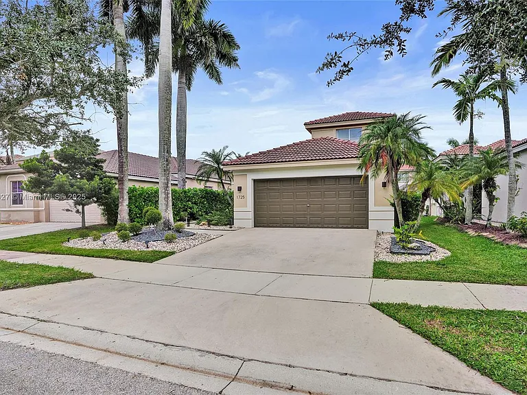 1725 Winterberry Ln — Photo 4