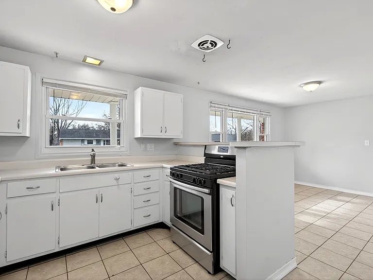 95 Goldengate Dr — Photo 4