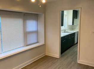 260 Thackeray Ln, Northfield, IL 60093