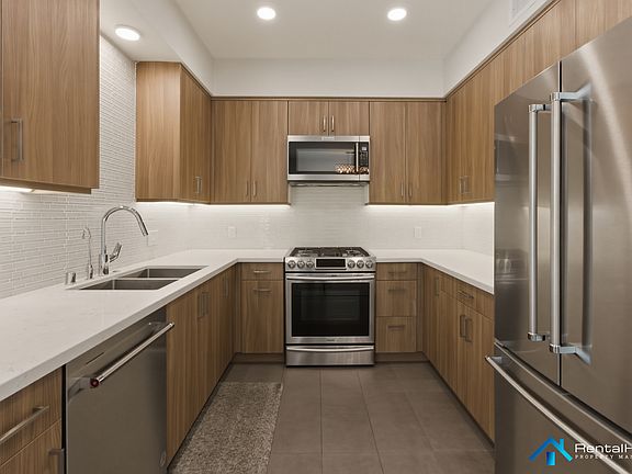 5th image of 2454 Montrose Ave #4