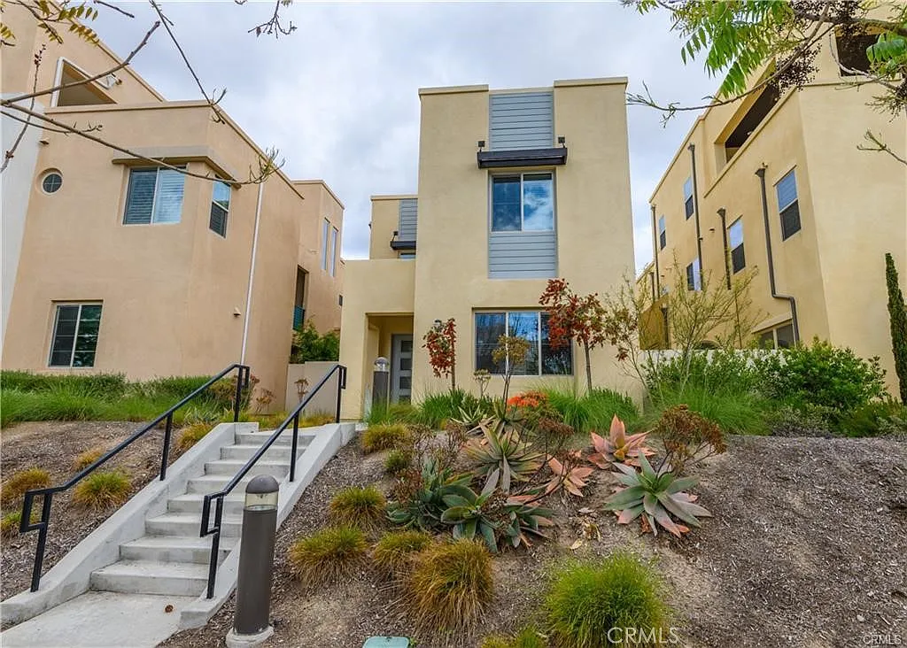 3 bed, 2.5 bath, 1979 sqft, $5,000 — Photo 1