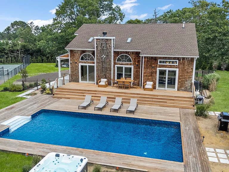 280 Shinnecock Hills Rd — Photo 2