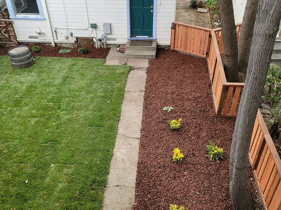 1459 Jefferson Private Fenced Rear Yard