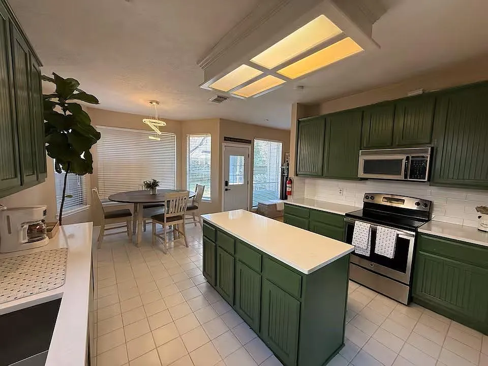 4 bed, 2.5 bath, 2216 sqft, $2,200 — Photo 4