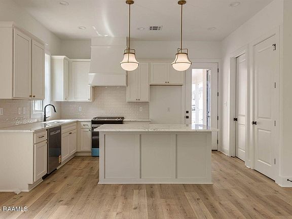 4th image of 805 Broyles St #400