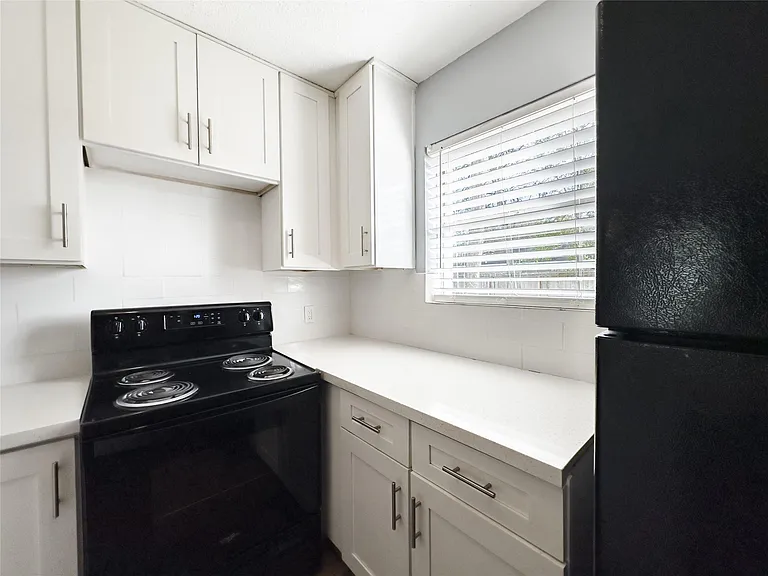 122 N Iowa Ave #4 — Photo 5
