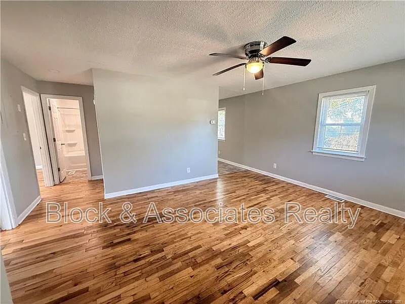 2 bed, 1.0 bath, 900 sqft, $985 — Photo 2