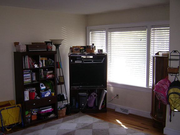 3rd image of 2944 Fleetwood Ave SW
