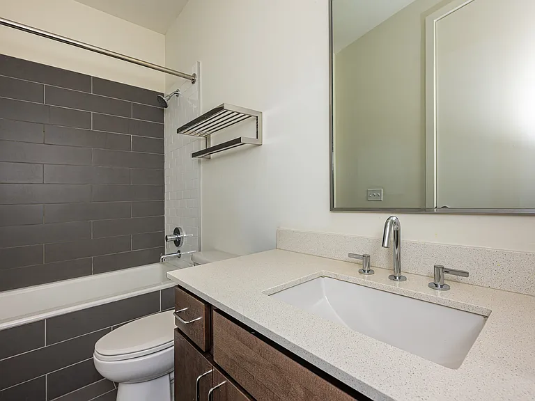 Bathroom / tub & shower