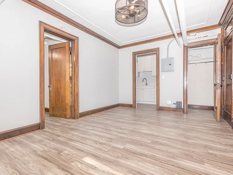 Raymond Apartments — Photo 15