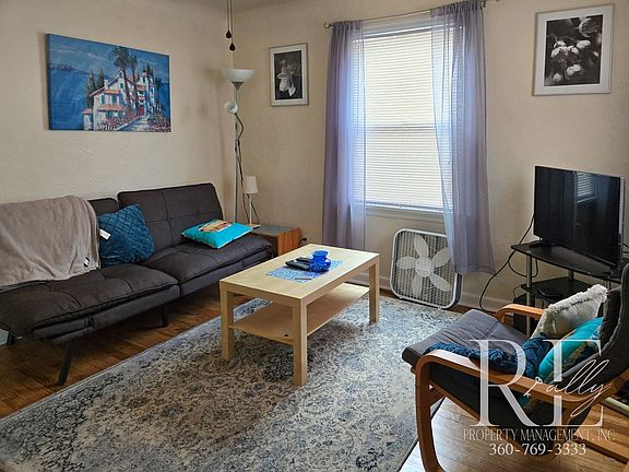 3rd image of 1215 Burwell St E