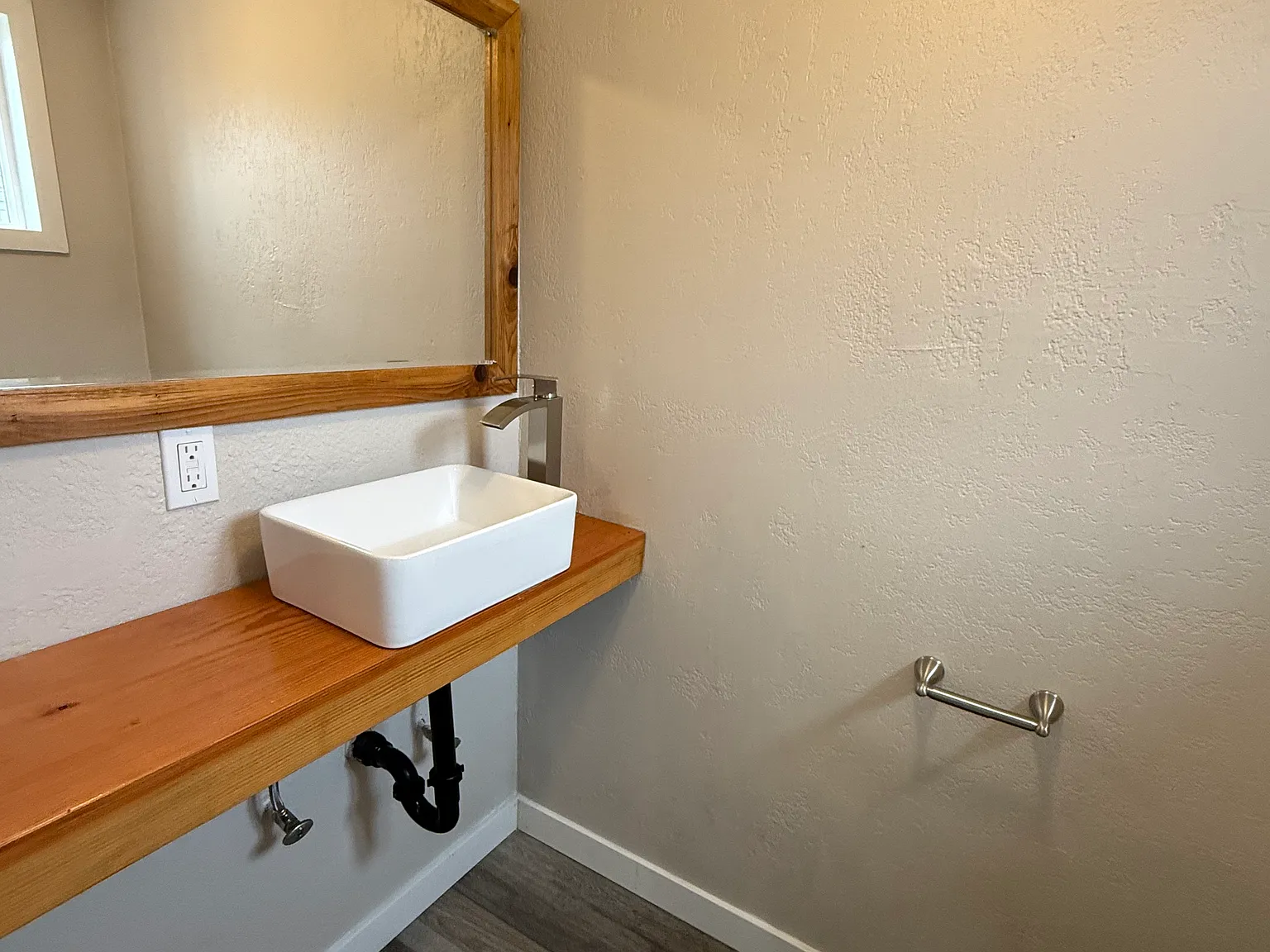 1 bed, 1.5 bath, 477 sqft, $1,200 — Photo 2