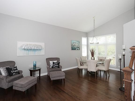 3rd image of 976 Tallgrass Dr
