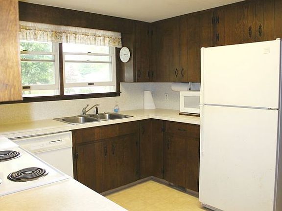 Opposite view. All appliances stay!