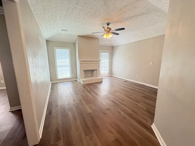 1000 Wehring Ln — Photo 3