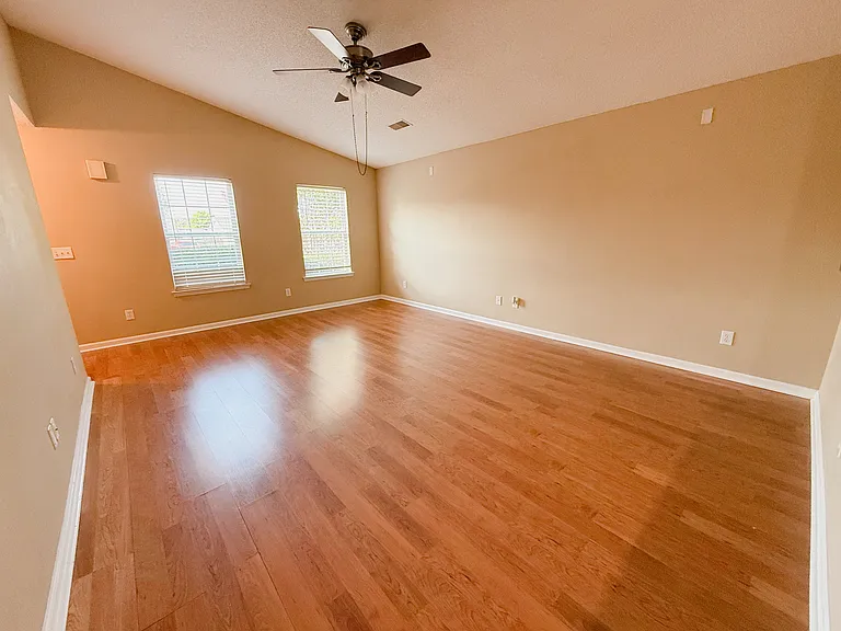 132 Greenvale Dr — Photo 5