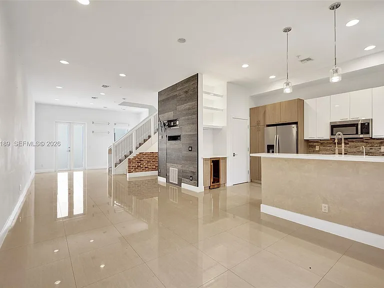 820 NE 7th St #G — Photo 6